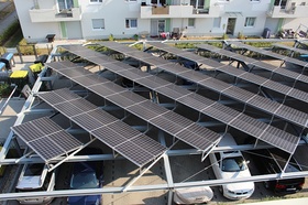 Großer Carport mit Photovoltaikanlage