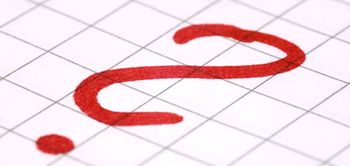 großes rotes Fragezeichen auf kariertem Papier