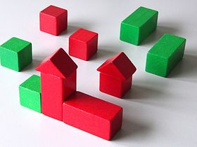 Grüne und rote Bauklötze in Häuserform