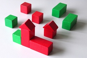 Grüne und rote Bauklötze in Häuserform