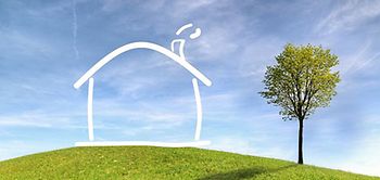 Grüne Wiese mit Baum und Hauszeichnung