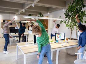 Gruppe im Büro Bewegte Pause