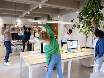 Gruppe im Büro Bewegte Pause