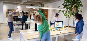 Gruppe im Büro Bewegte Pause