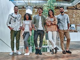 Gruppe junger Leute im Büro