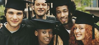 Gruppe junger Menschen mit Doktorhüten