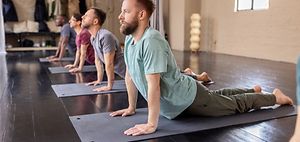 Gruppe macht Yoga