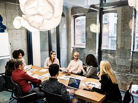 Gruppe von jungen Kollegen