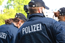 Gruppe von Polizisten mit Kamera und Headset im Einsatz