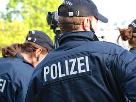 Gruppe von Polizisten mit Kamera und Headset im Einsatz