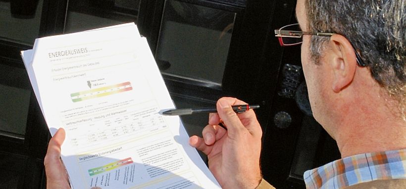 Gutachter mit Energieausweis