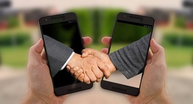 Hände 2 Smartphones Vertrag Handschlag