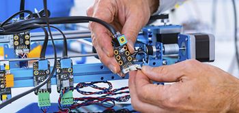 Hände arbeiten an Informationstechnologie