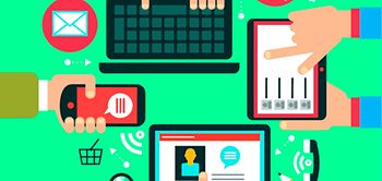 Hände bedienen gleichzeitig Smartphone, Laptop, Tablet