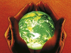 Hände, die eine grüne Erdkugel festhalten