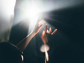 Hände greifen nach Licht