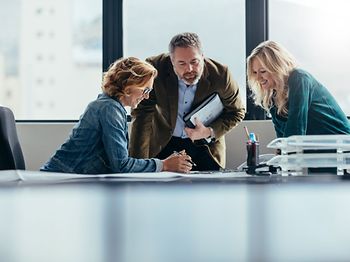 Business Planung Bauplan Mann Frauen Schreibtisch Büro