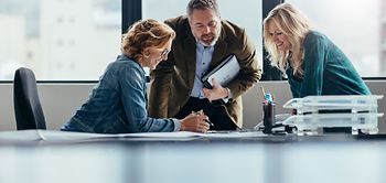 Business Planung Bauplan Mann Frauen Schreibtisch Büro