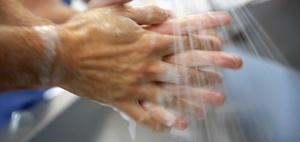 Pflege für stark beanspruchte Hände: Coronavirus und Hautschutz