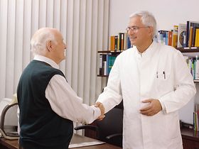 Händeschütteln Arzt und Patient