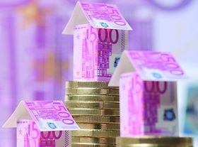 Häuser auf und aus Geld