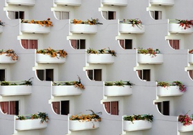 Häuserfassade mit runden Balkonen