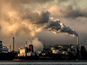 Hafen rauchender Schornstein