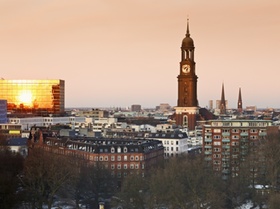 Hamburg Blick auf St Michaeliskirche bei Sonnenaufgang