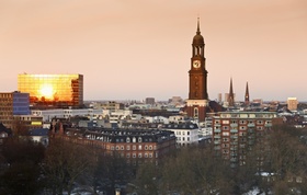 Hamburg Blick auf St Michaeliskirche bei Sonnenaufgang