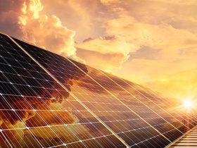 Solarpaneele Solaranlage Photovoltaik Sonne Wolken Drama