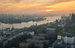 Hamburger Hafen und Häuser bei Sonnenuntergang