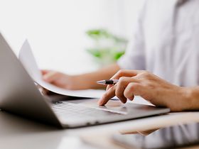 Hand auf dem Laptop Touchpad