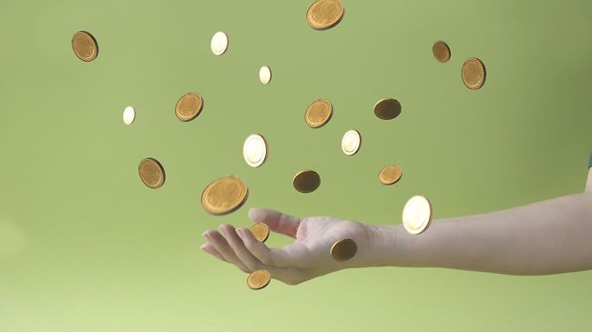 Hand fängt fliegende Münzen