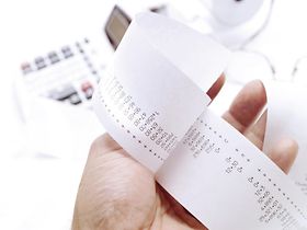 Hand hält Additionsstreifen