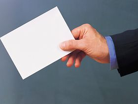 Hand hält leere weiße Karte