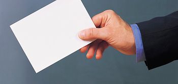 Hand hält leere weiße Karte