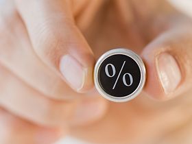 Hand hält Prozentzeichen