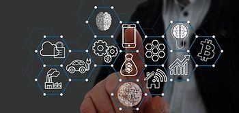 Hand mit Smart Home Technologie Screen