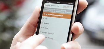 Hand tippt auf Smartphone