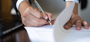 Hand unterzeichnet ein offizielles dokument 