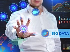 Hand verknüpft Big Data visuell auf Screen
