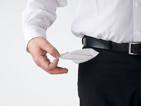 Hand zeigt leere Hosentasche