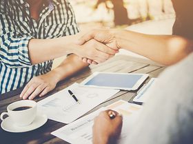 Handschlag beim Gespräch