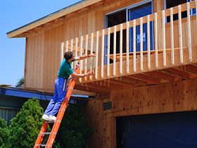 Handwerker auf Leiter