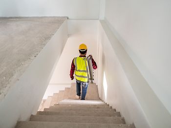 Handwerker mit Leiter in Neubau