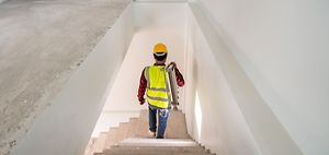 Handwerker mit Leiter in Neubau