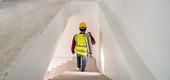 Handwerker mit Leiter in Neubau