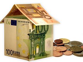 Haus aus Geldscheinen mit Münzen