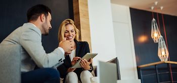 Wohnung Beratung Mann Frau Tablet