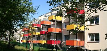 Haus mit bunten Balkonen